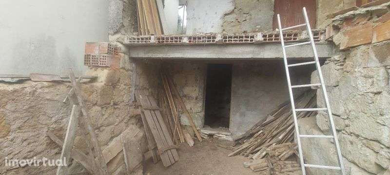 Moradia para recuperar - Grande imagem: 2/4