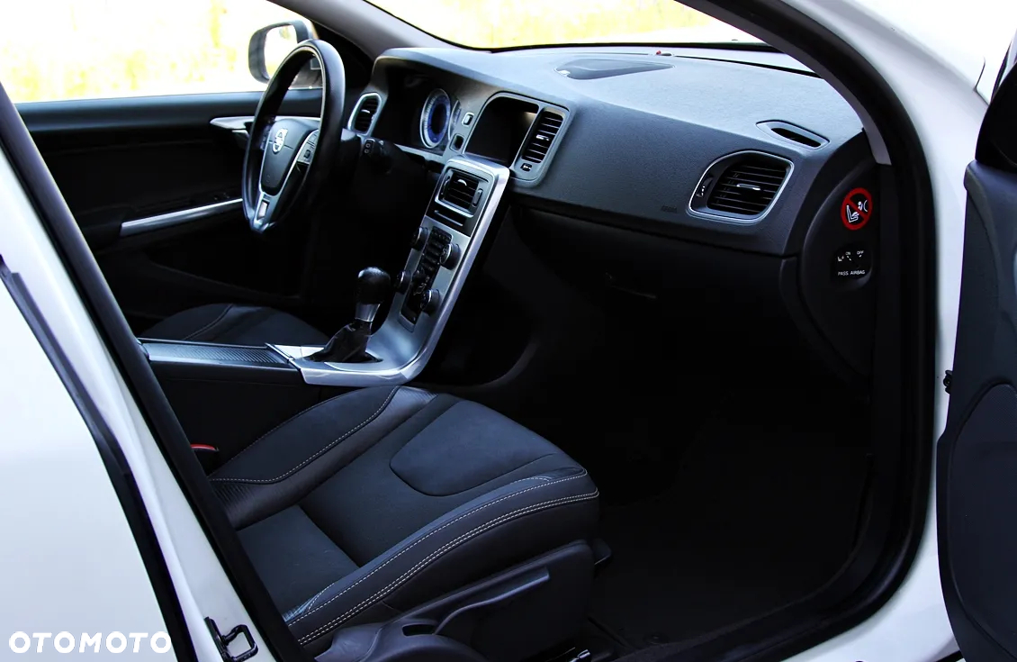 Volvo V60 2.0T R-Design - 36