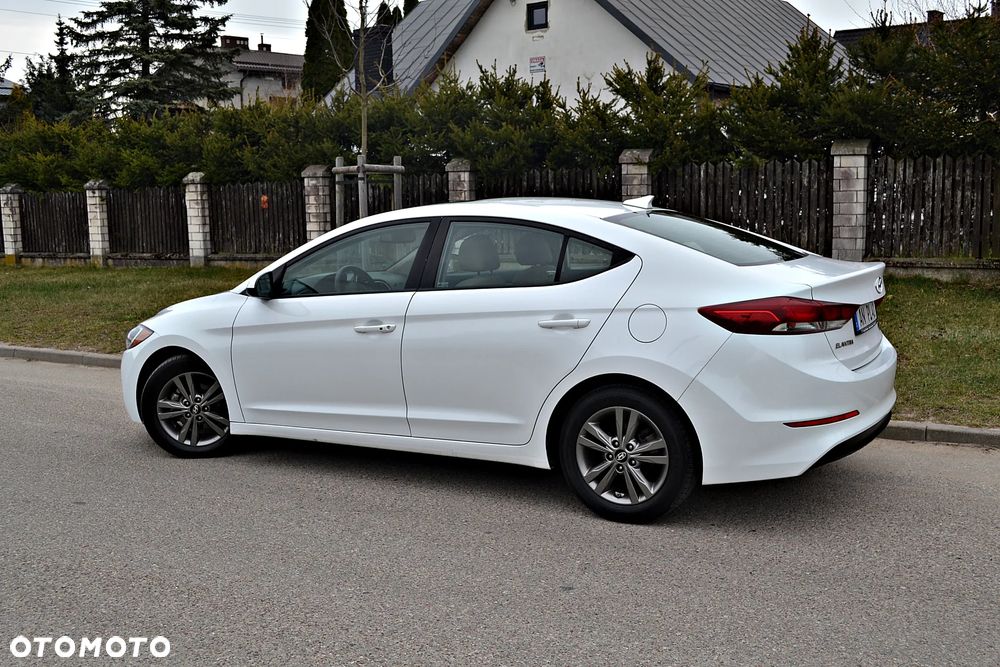 Hyundai Elantra - 12
