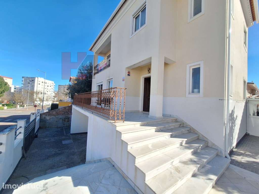 MORADIA T4 NO CENTRO DE ELVAS COM MAIS DE 500M² DE ÁREA - Grande imagem: 3/45