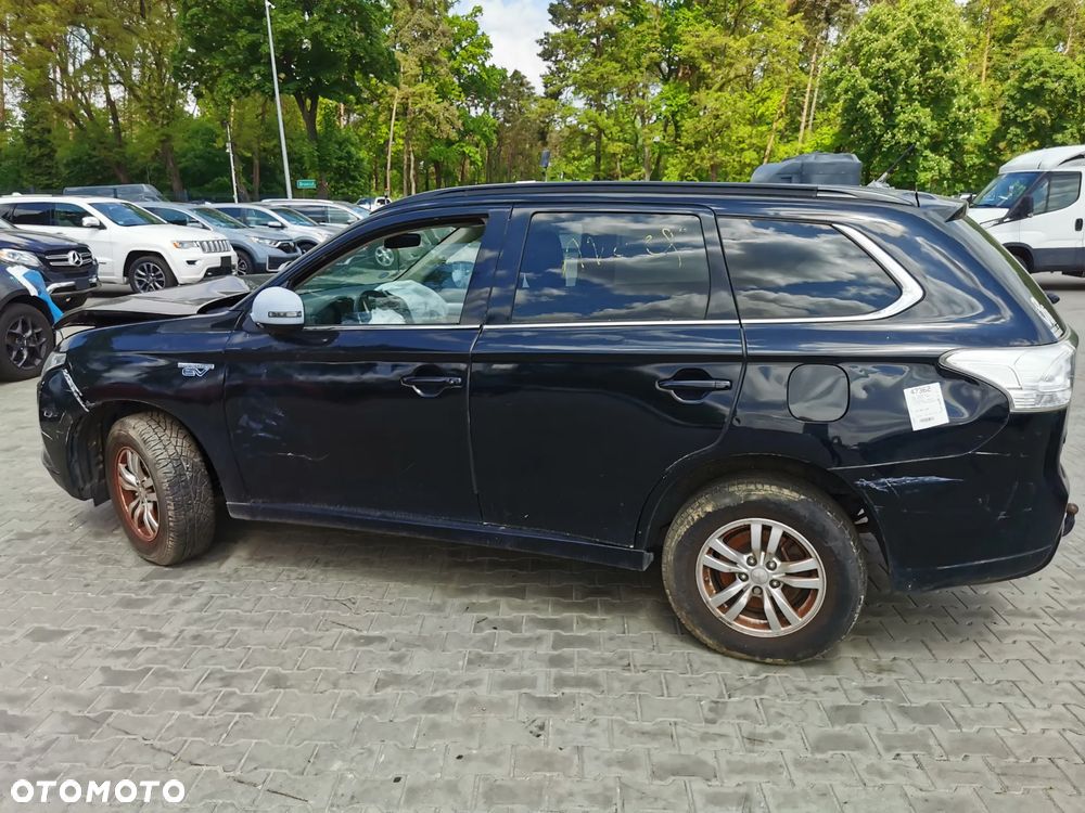Mitsubishi Outlander Intense + - 12