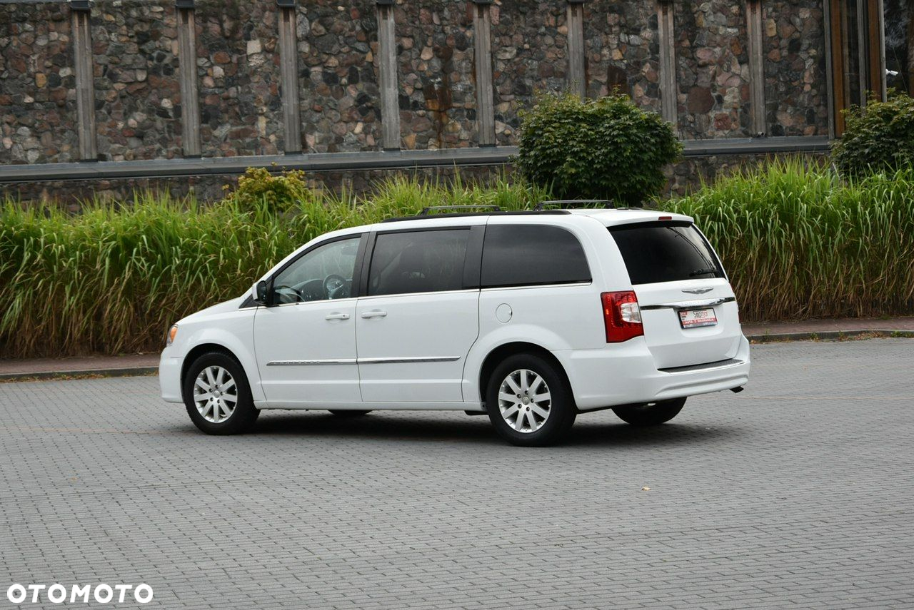 Chrysler Town & Country - 4