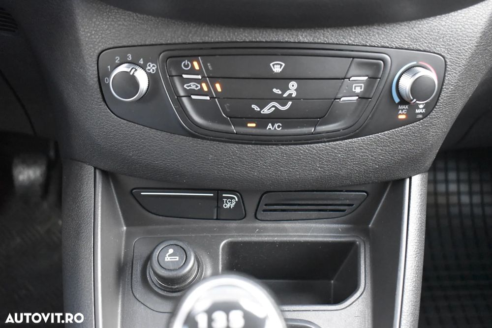 Ford Transit Courier - 21