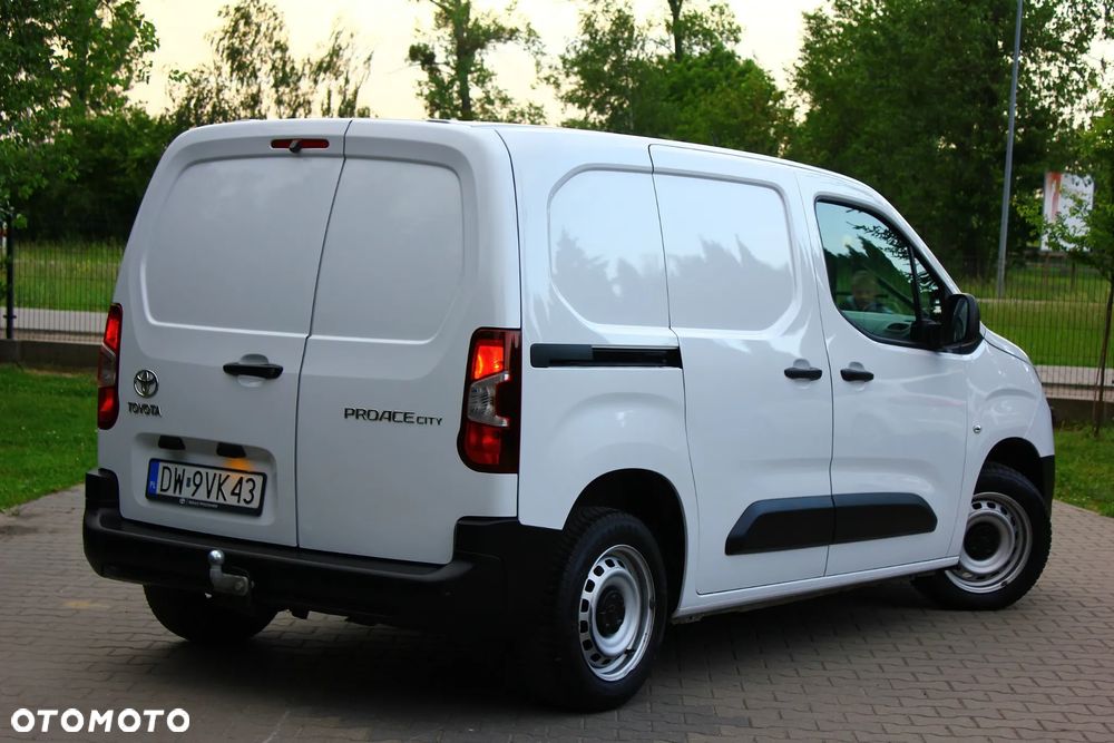 Toyota PROACE CITY BLASZAK 2 OSOBOWY 1.2 D-4T BENZYNA 110KM PEWNE AUTO FV23% - 8