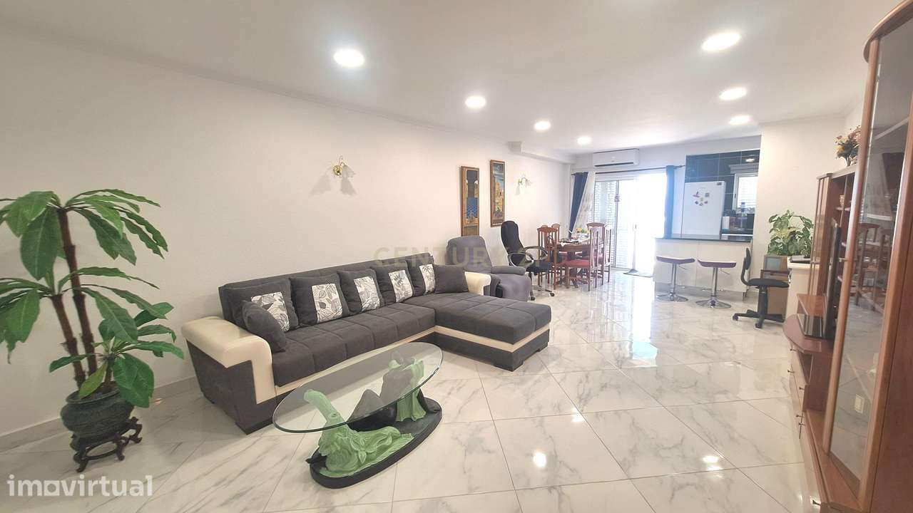 Luminoso Apartamento T2 com Varanda a Sul e Piscina no Centro de Albuf - Grande imagem: 2/16