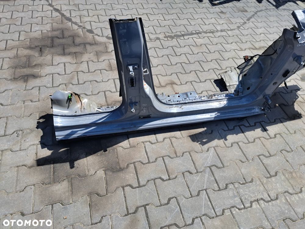 Volkswagen Golf VIII Słupek próg prawy - 1