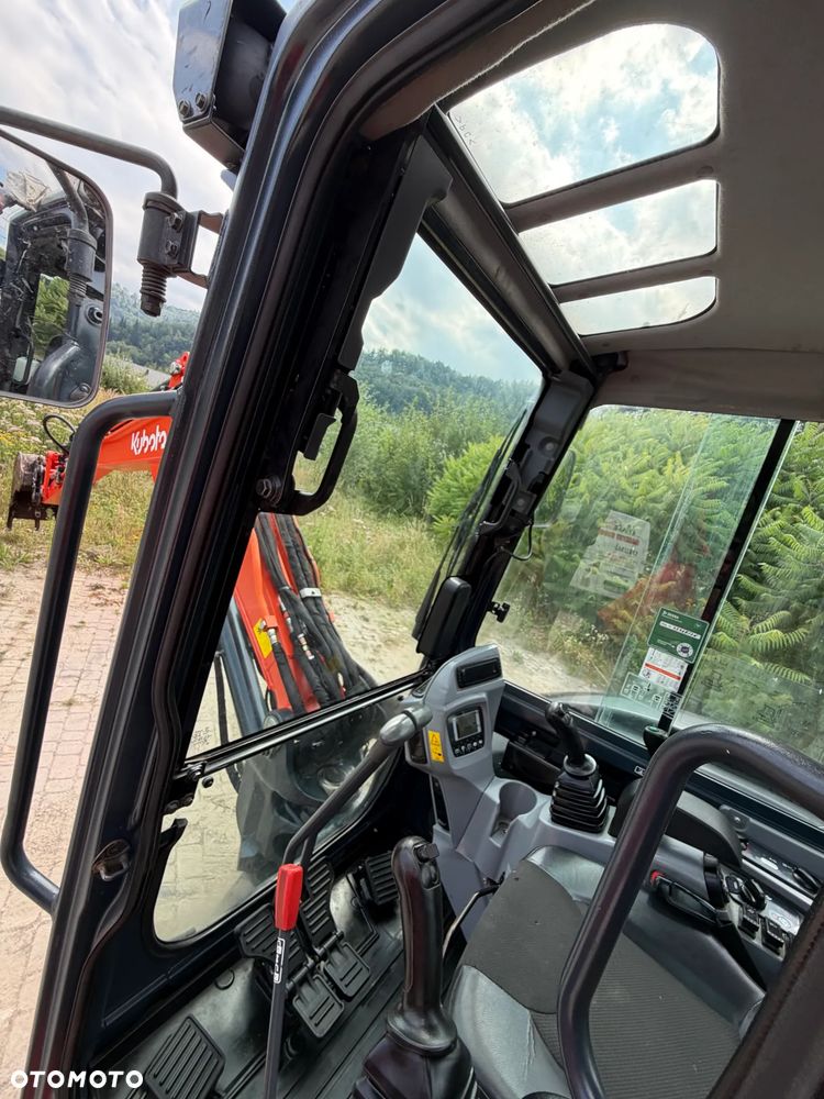 Kubota U55-4. koparka Gąsienicowa 5,5 tony. 2016 rok. 3700 mtg! KLIMATYZACJA. Długie ramie plus! 3sekcje Hydrauliczne. zamki na tłokach. Koparka Jak nówka sztuka. Zadbana zero zużycia. Z gospodarstwa Norweskiego. Zmiana łyżek Hydrauliczna. LENHOFF. Ani deka luzów wycieków. Szybka wolna jazda. Gąski perfekt stan. OKAZJA TANIO. Aktualna Dekra. Po serwisach eksploatacyjnych. Mocny silnik Kubota 4 cylindry! Zamki na tłokach. Nagłośnienie Wielka Okazja - 37