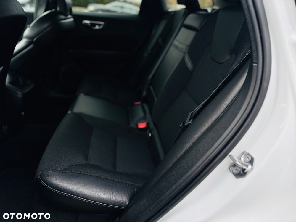Volvo XC 60 B4 D AWD Geartronic Momentum Pro - 12