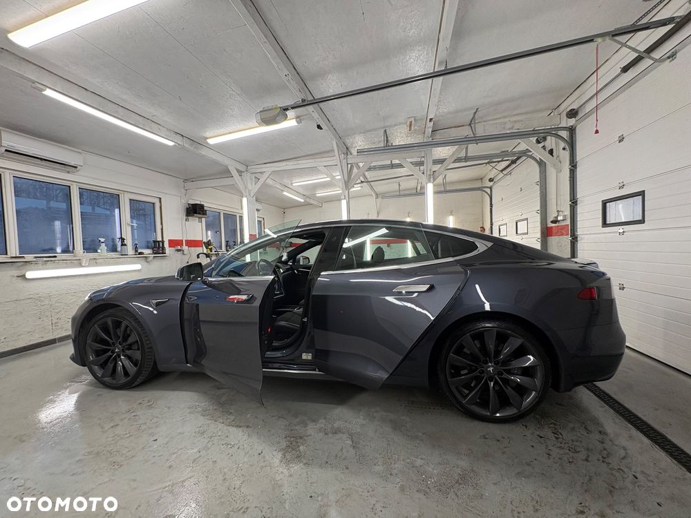 Tesla Model S - 12