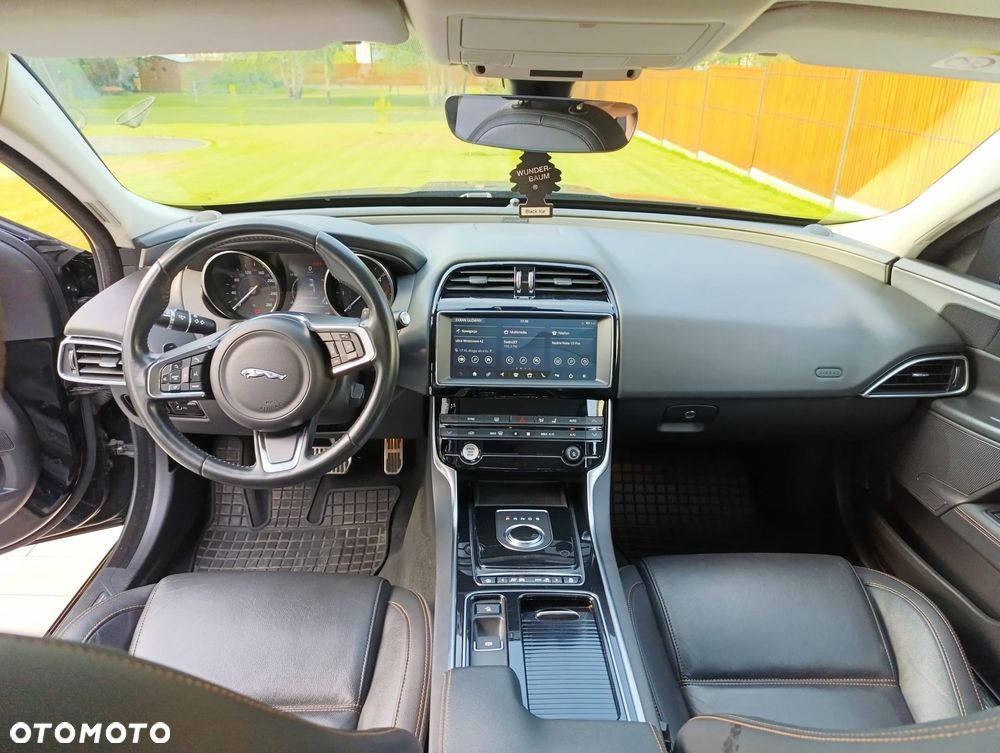 Jaguar XE 2.0 D Prestige - 9