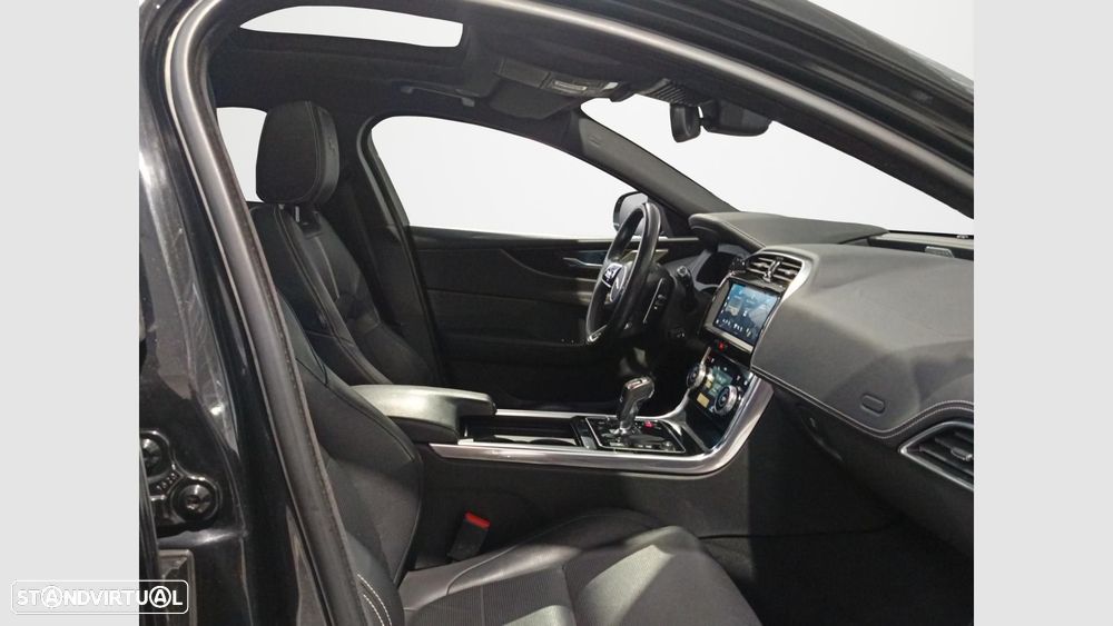 Jaguar XE 2.0 D200 R-Dynamic S - 12