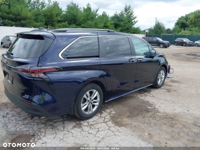 Toyota Sienna - 4
