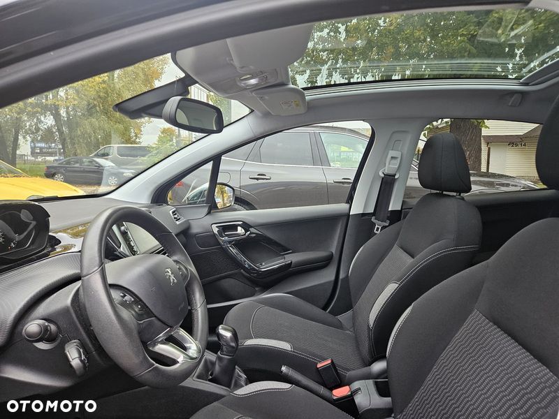 Peugeot 208 - 8