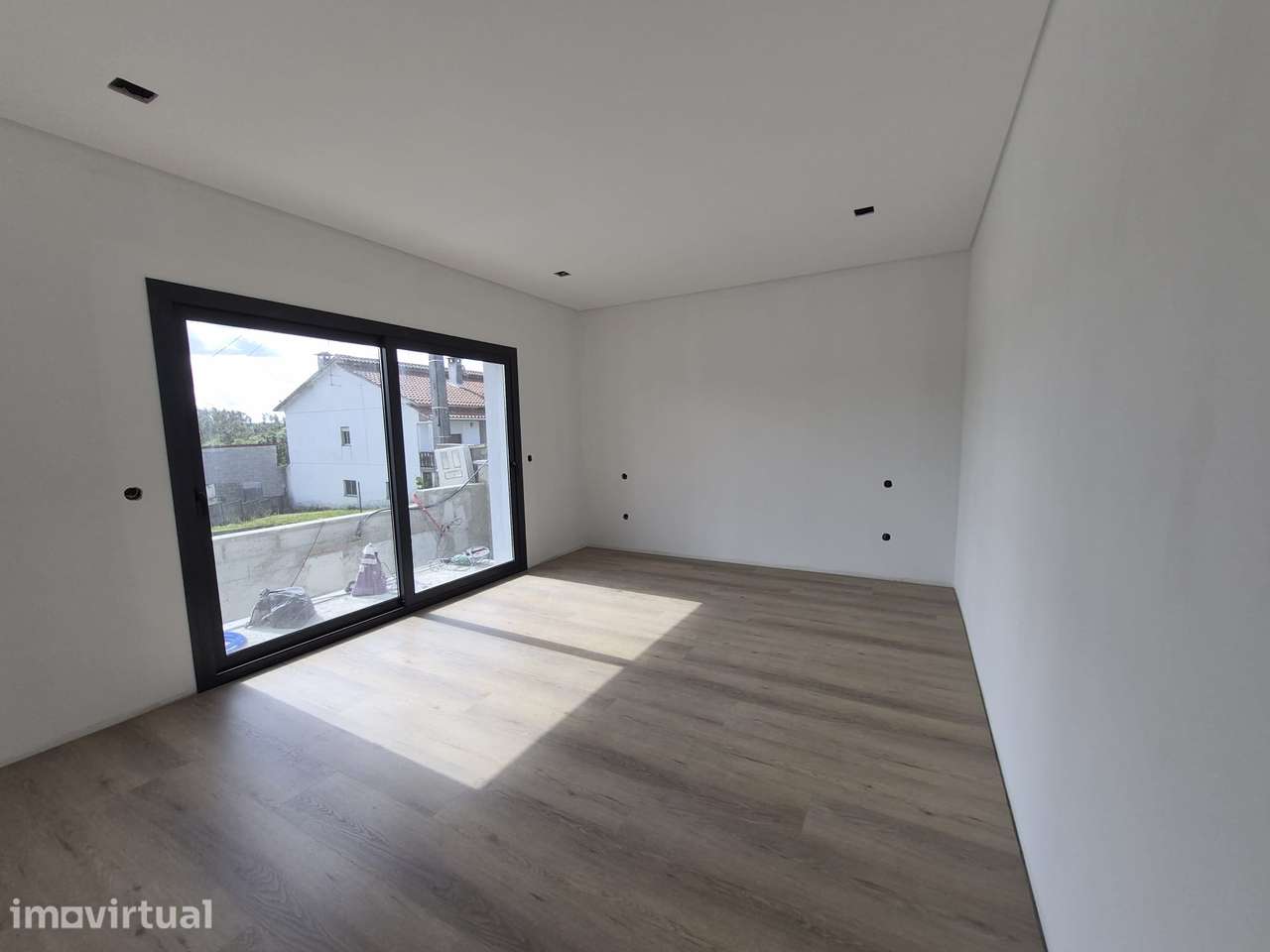 Moradia T3, térrea, geminada com garagem e jardim. Fração "A" - Grande imagem: 4/22