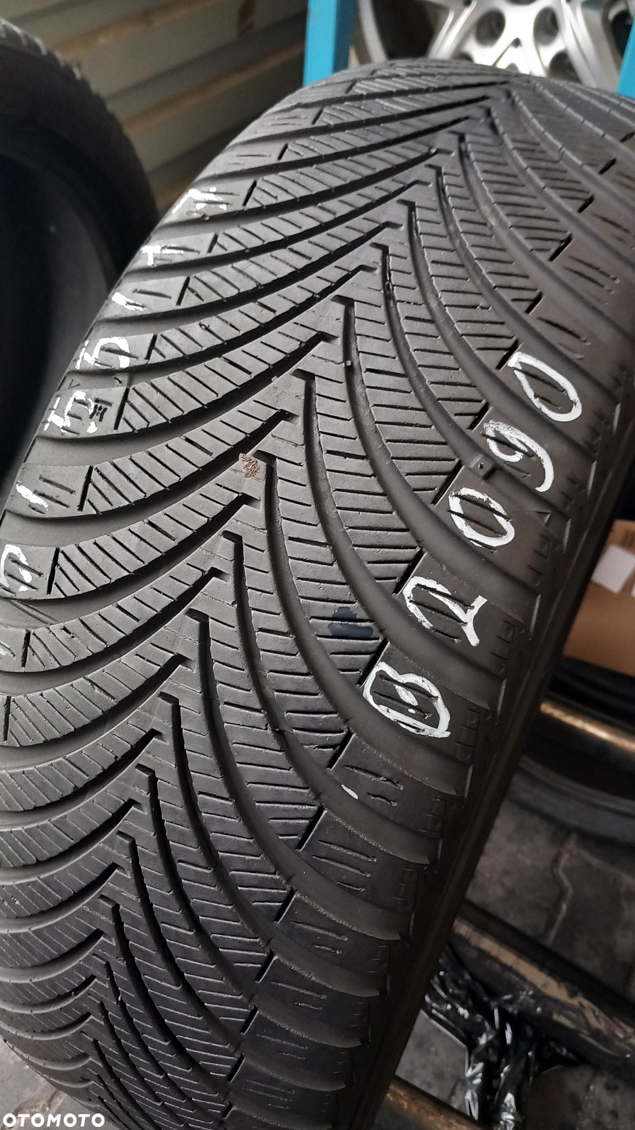 215/55/17 Kumho Solus 4S HA32 98W - 2