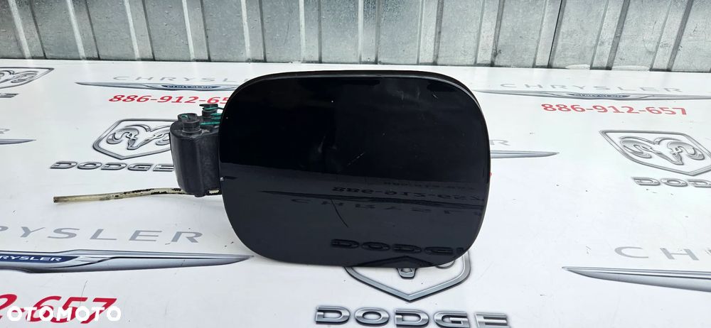 RAM 1500 V 5 2019- Klapka wlewu paliwa P68347151AC  KOLOR PXJ - 3