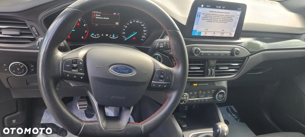 Ford Focus 1.0 EcoBoost Start-Stopp-System ST-LINE STYLE - 11