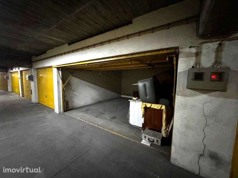 Garagem fechada para dois carros em Miraflores - Algés - Grande imagem: 2/4