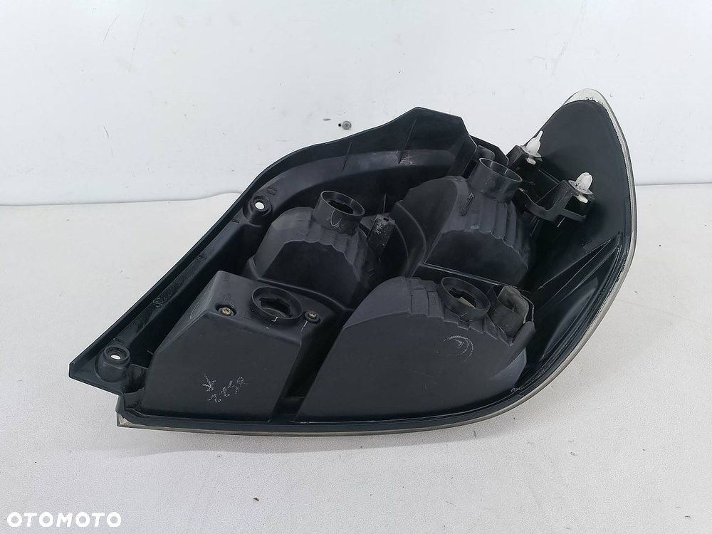LAMPA TYLNA LEWA MITSUBISHI OUTLANDER I ( 01-06 ) 220-87581 - 2