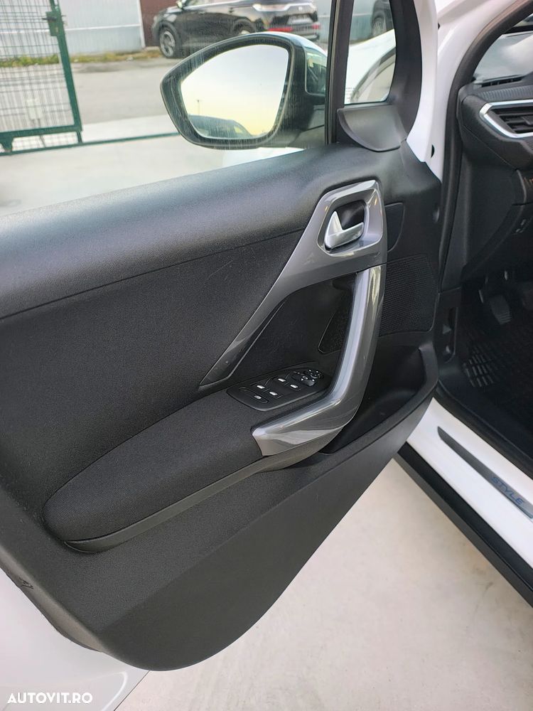 Peugeot 2008 PureTech 130 GPF Stop&Start Signature - 12