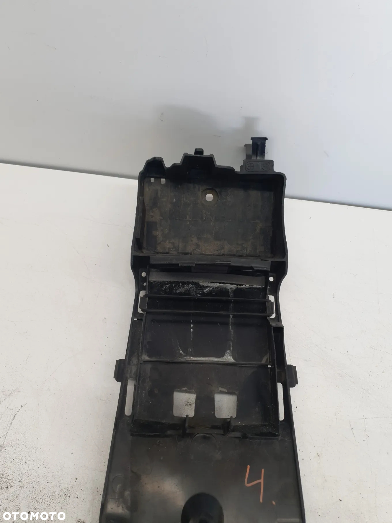 } Suzuki GSX-R 1000 K5 - K6 (2005 - 2006) 63111-41G0 Osłona tylnego zadupka mocowanie akumulatora - 3