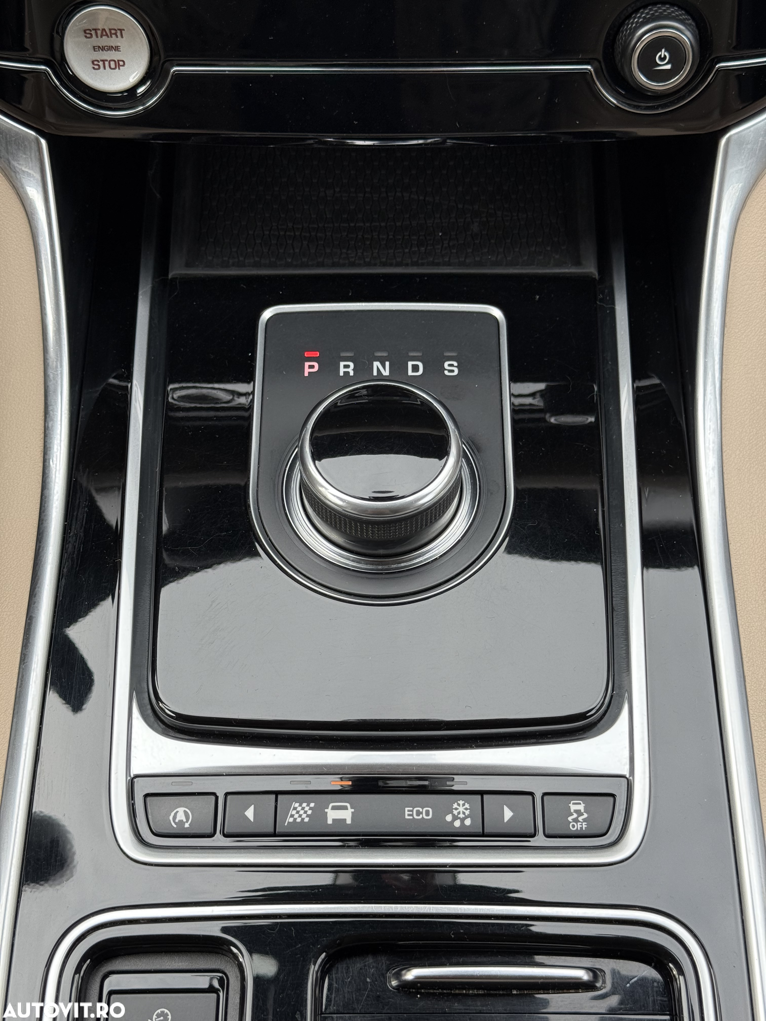 Jaguar XF 20d RWD Portfolio - 16
