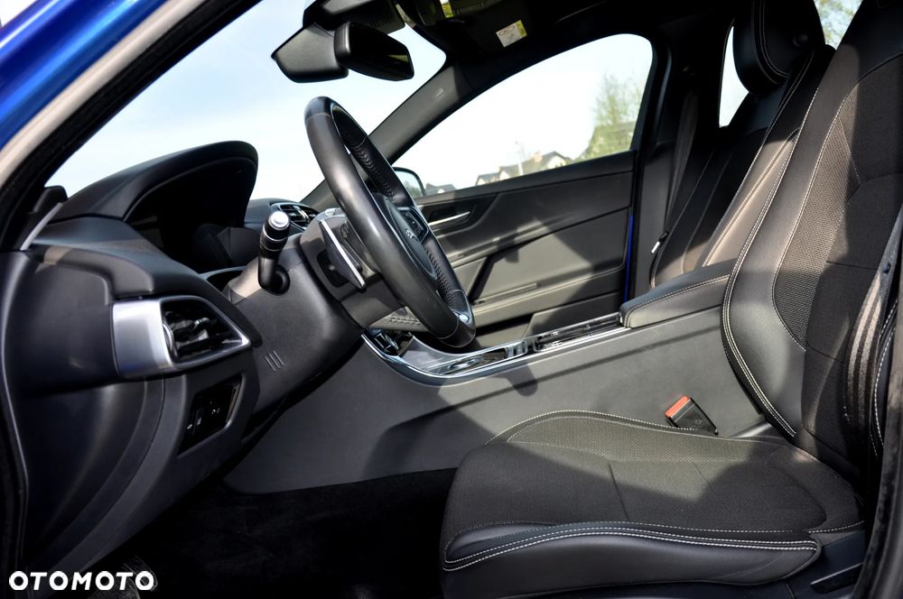Jaguar XE 2.0 D AWD R-Sport - 24