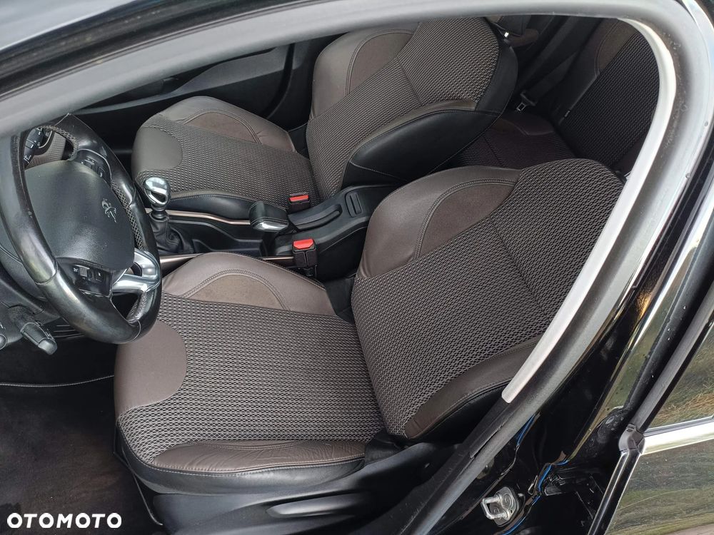 Peugeot 2008 1.6 e-HDi Allure S&S - 17