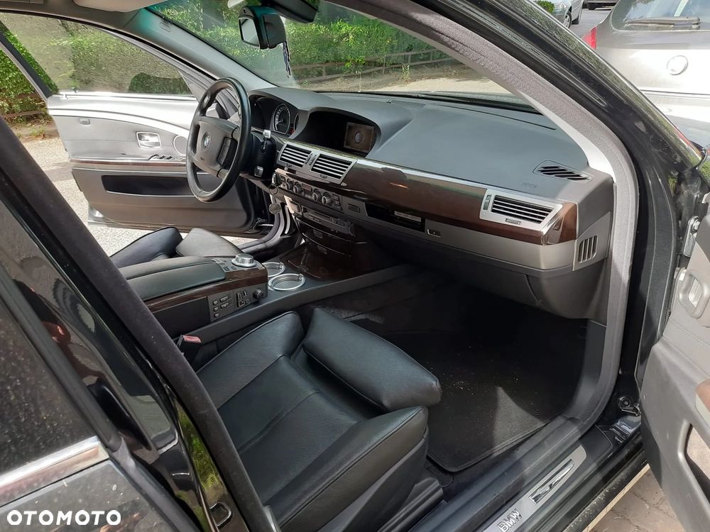 BMW Seria 7 750i - 12