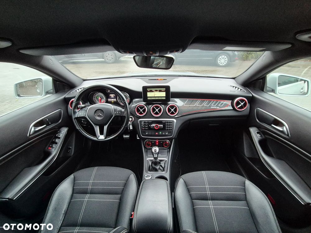 Mercedes-Benz CLA 180 AMG Line - 30
