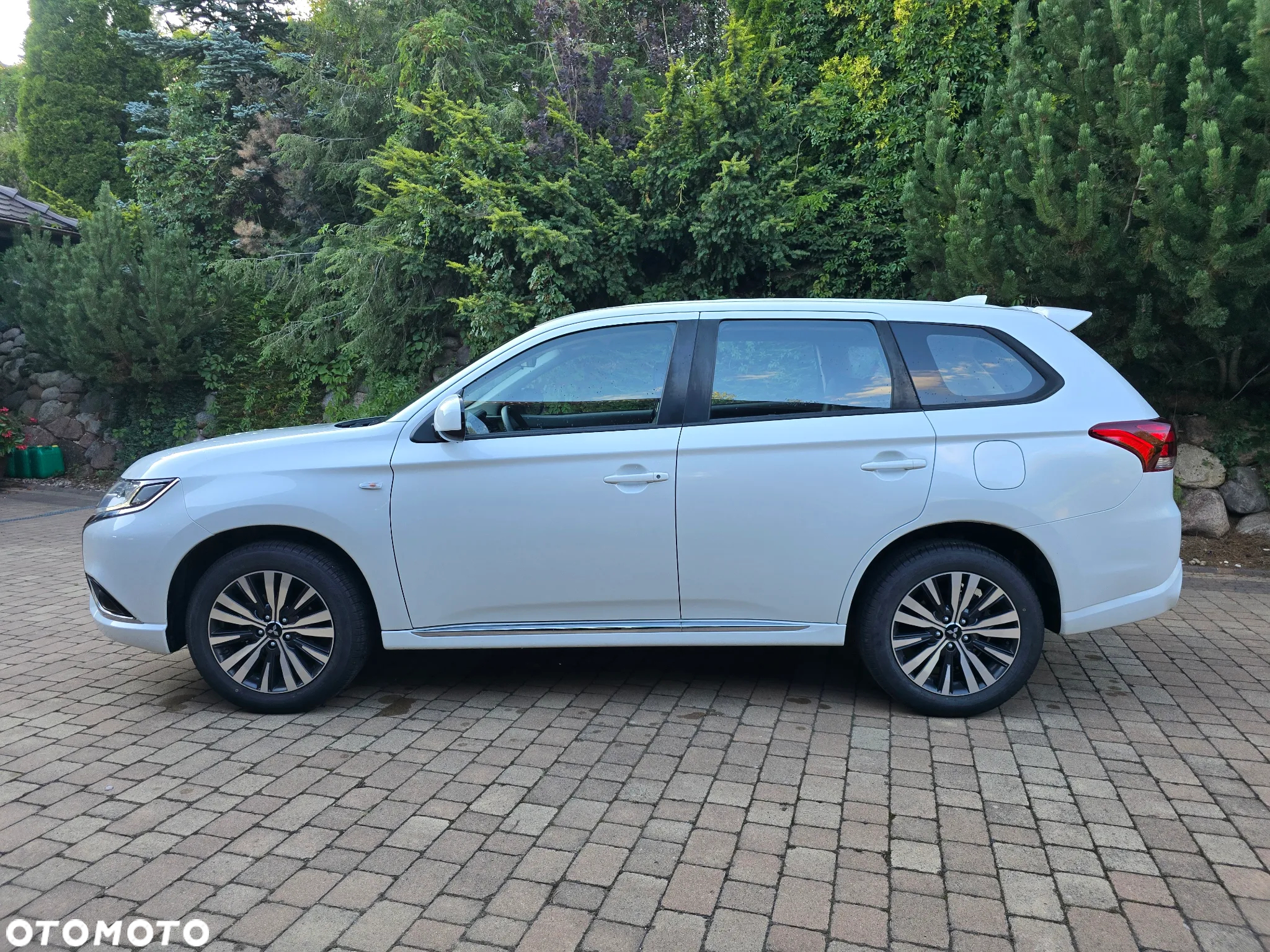 Mitsubishi Outlander 2.0 2WD CVT Invite - 2