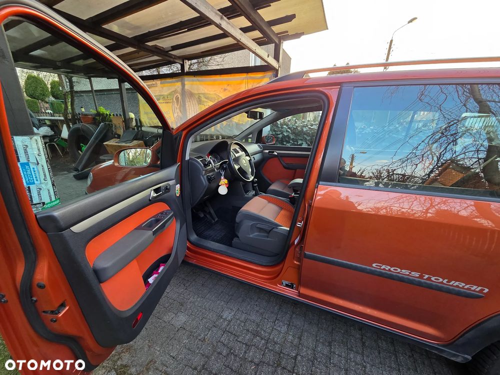Volkswagen Touran 2.0 TDI DPF Cross - 2