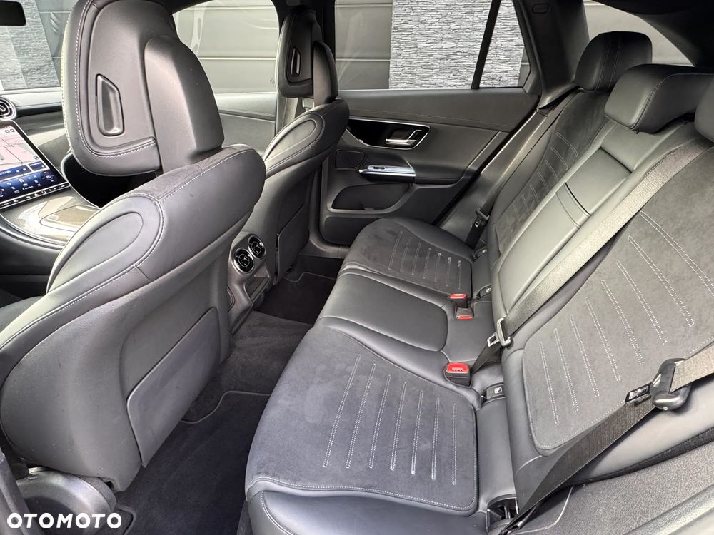 Mercedes-Benz GLC 300 4Matic 9G-TRONIC AMG Line Advanced - 17