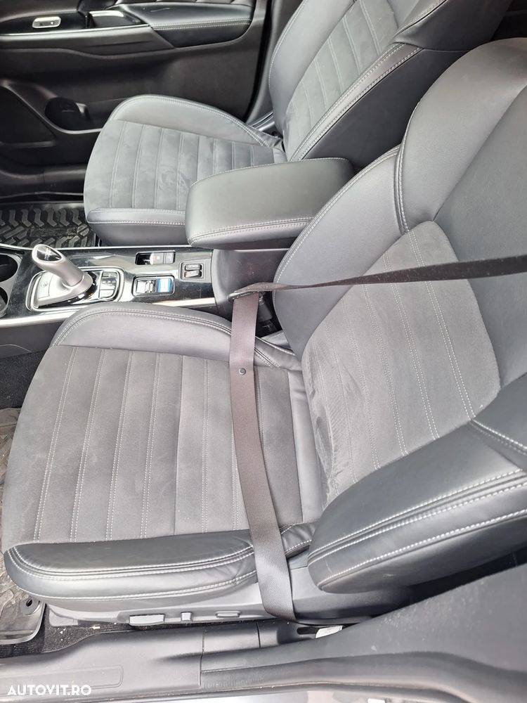Mitsubishi Outlander PHEV 2.4 L 4X4 Instyle+ - 26
