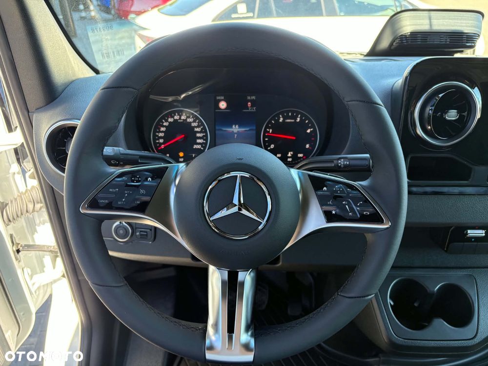 Mercedes-Benz Sprinter - 13