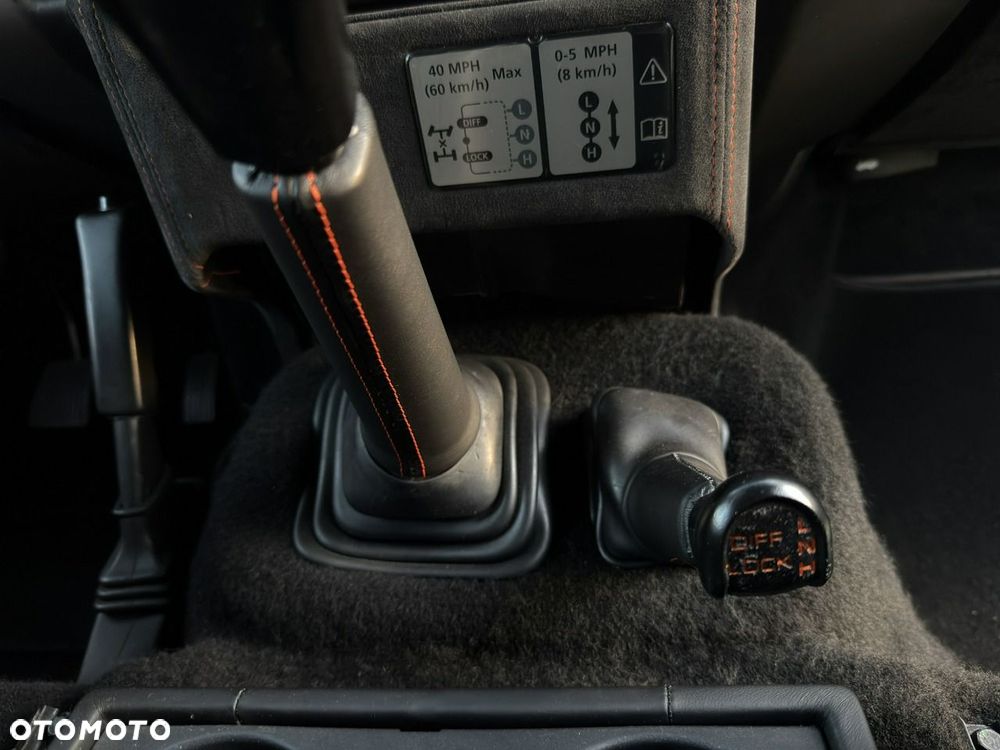 Land Rover Defender 2.4 TD4 SE - 26