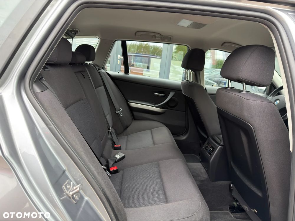BMW Seria 3 318d - 25