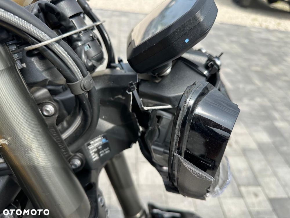 Triumph Street Triple - 10