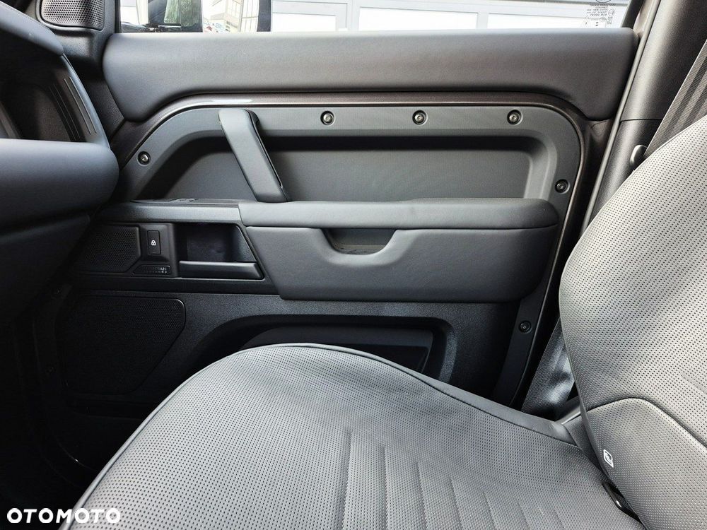 Land Rover Defender - 33
