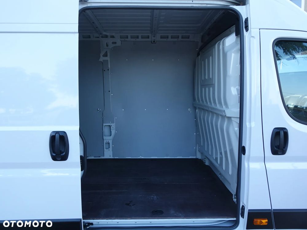 Peugeot Boxer L4H2 rok 2023 najdłuższy furgon 3-osobowy - 12