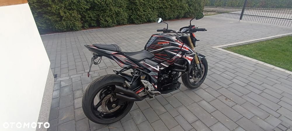 Suzuki GSR - 3