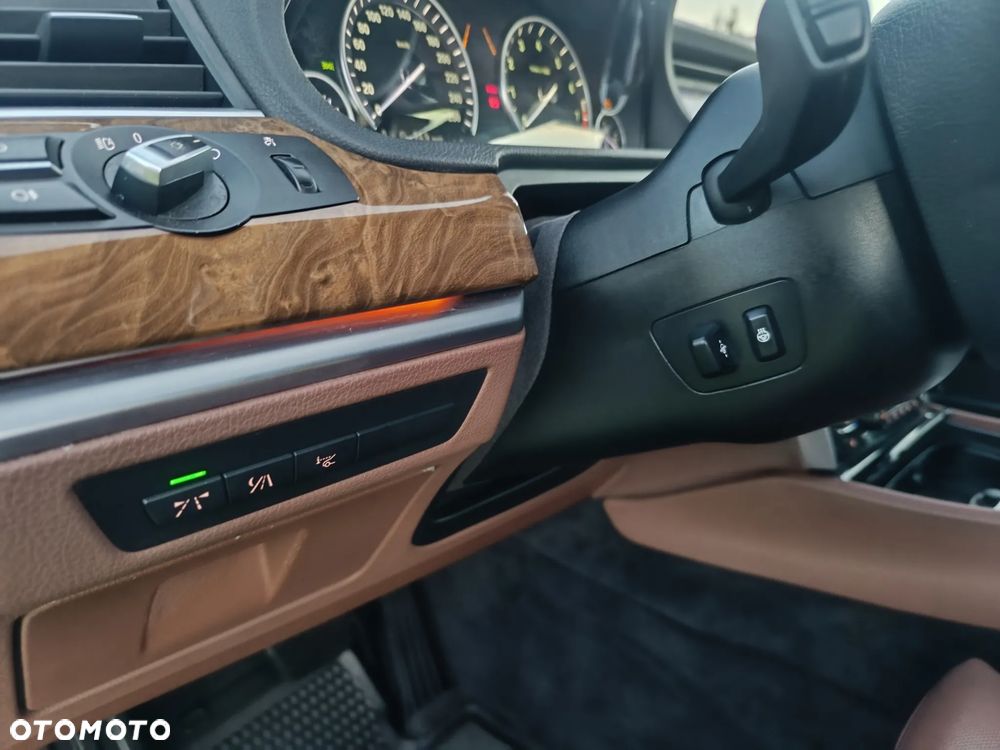 BMW Seria 5 550i - 24