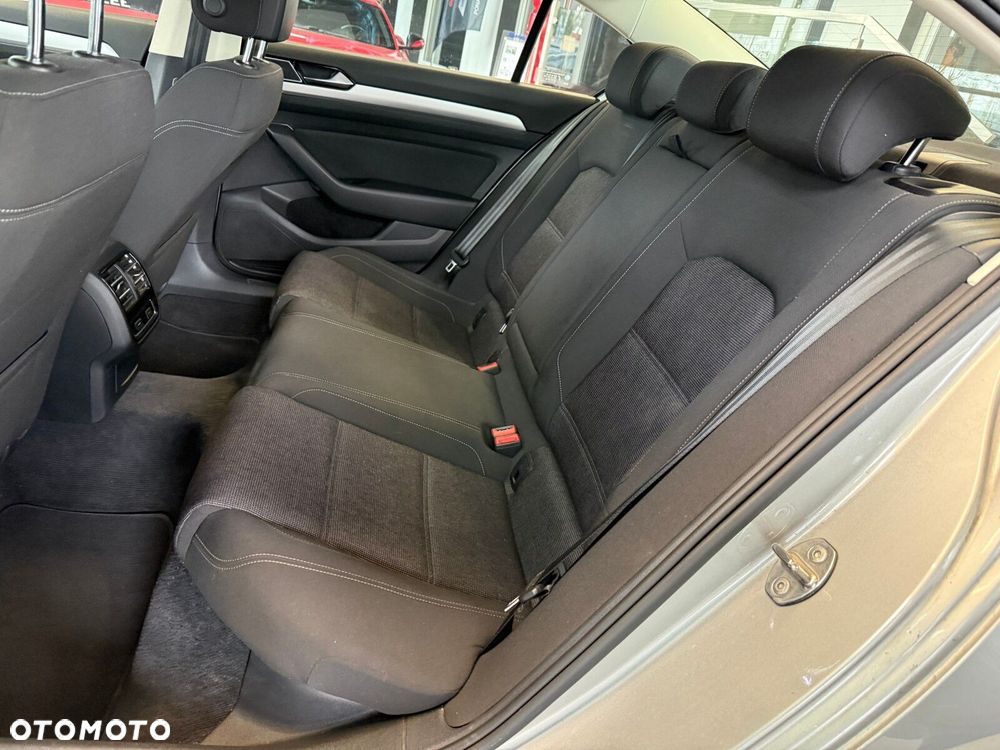Volkswagen Passat - 10