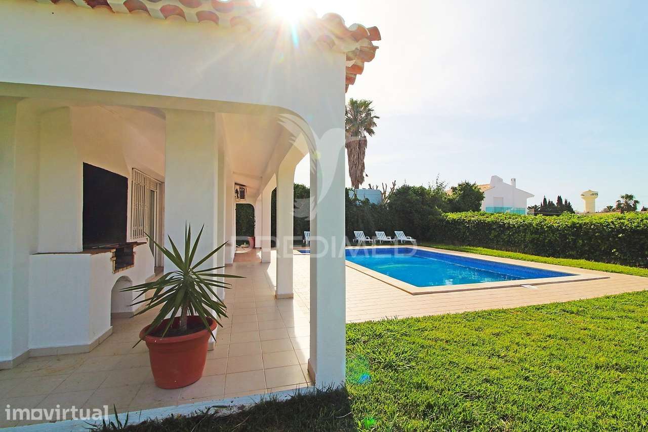 Fantástica Vivenda T4 com Piscina Privada no Coração de Albufeira - Grande imagem: 2/33