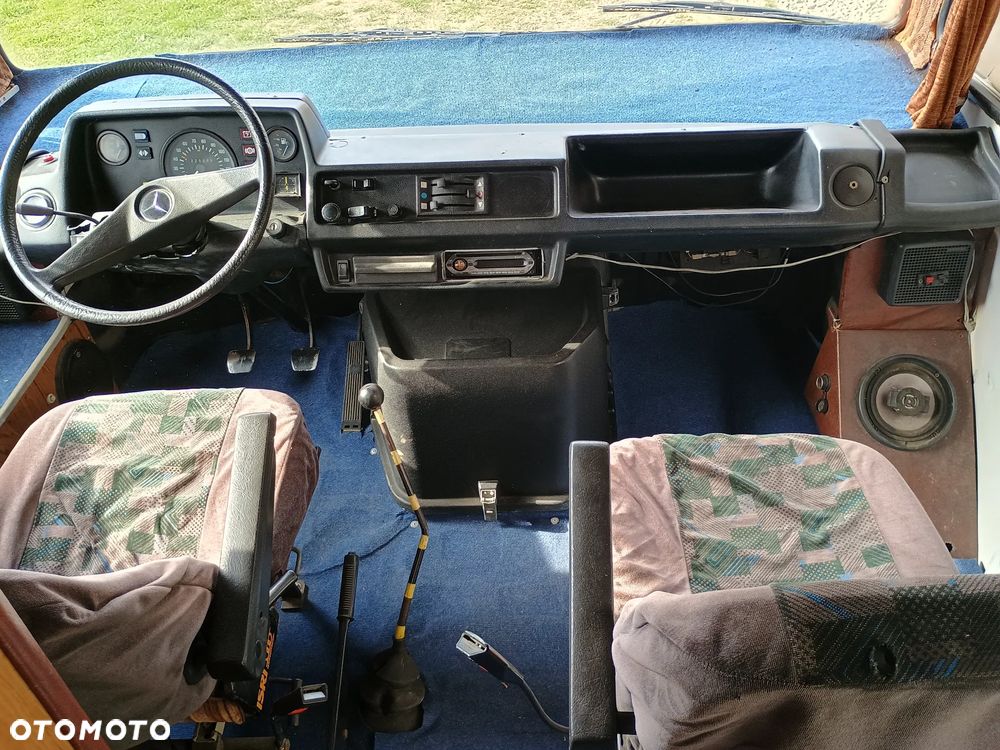 Mercedes-Benz 207 - 6