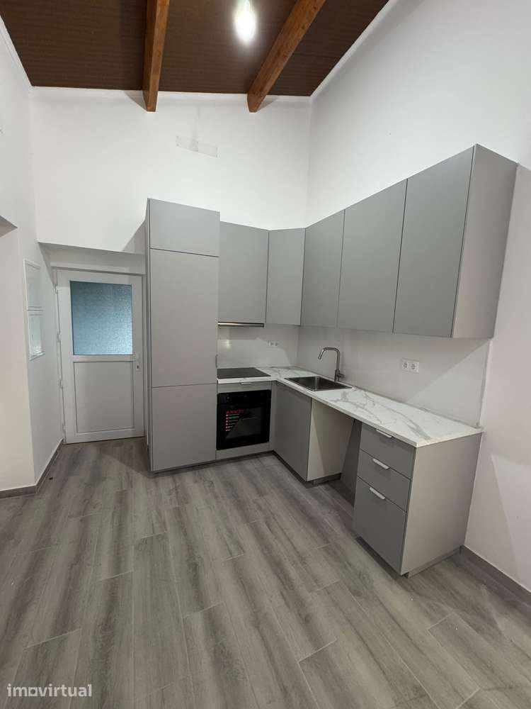Moradia T2 Totalmente Remodelada com Garagem | Vila Nova da Rainha - Grande imagem: 2/12