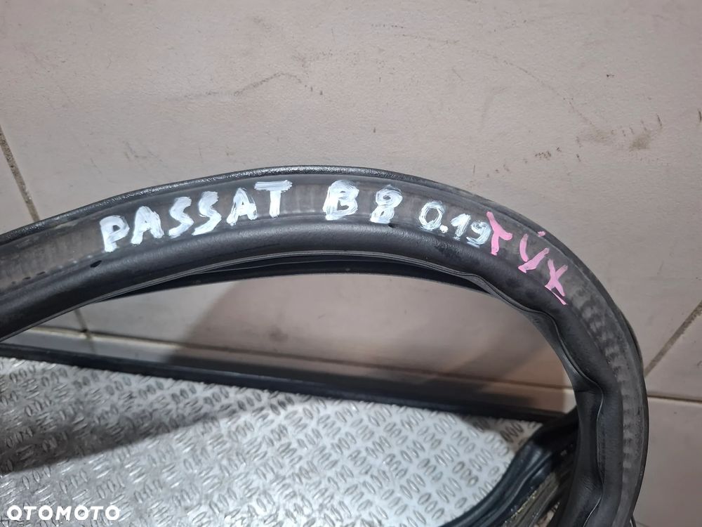 Uszczelka klapy bagażnika Volkswagen Passat B8 kombi 2019 rok nr 3G9827705B - 2