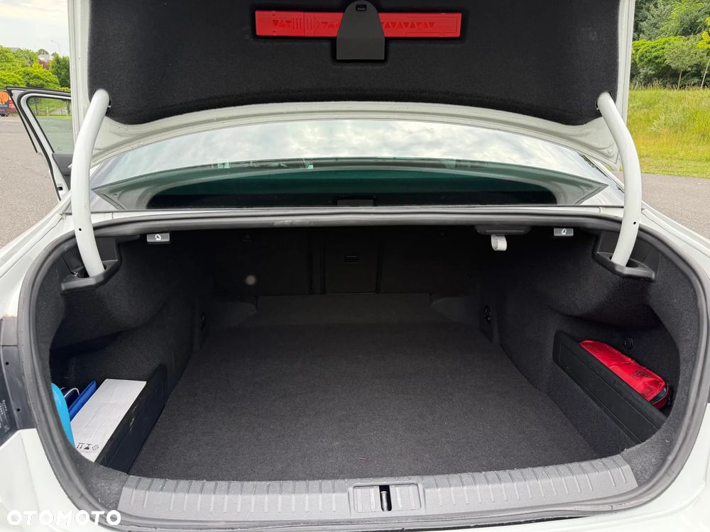 Volkswagen Passat 2.0 TDI Business DSG - 23