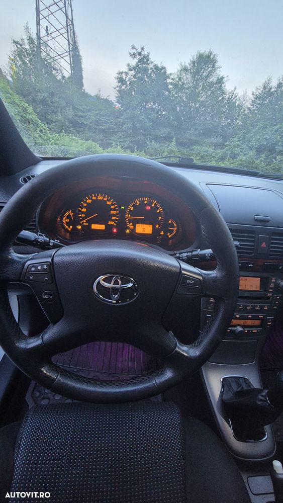 Toyota Avensis 1.6 Sedan Luna - 12