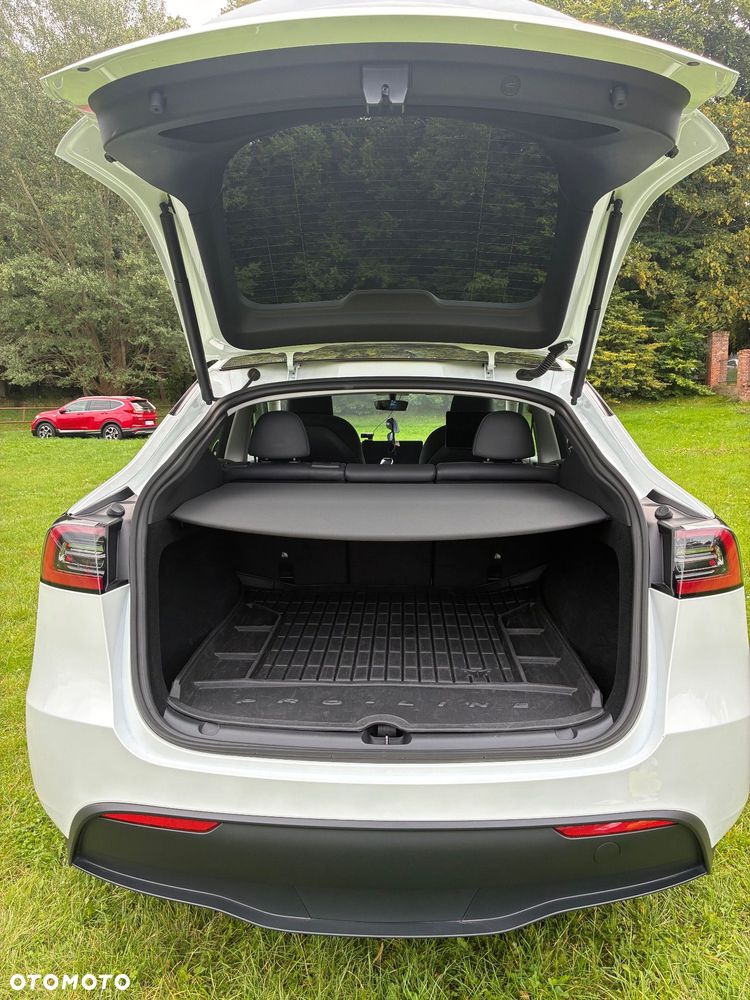 Tesla Model Y - 8